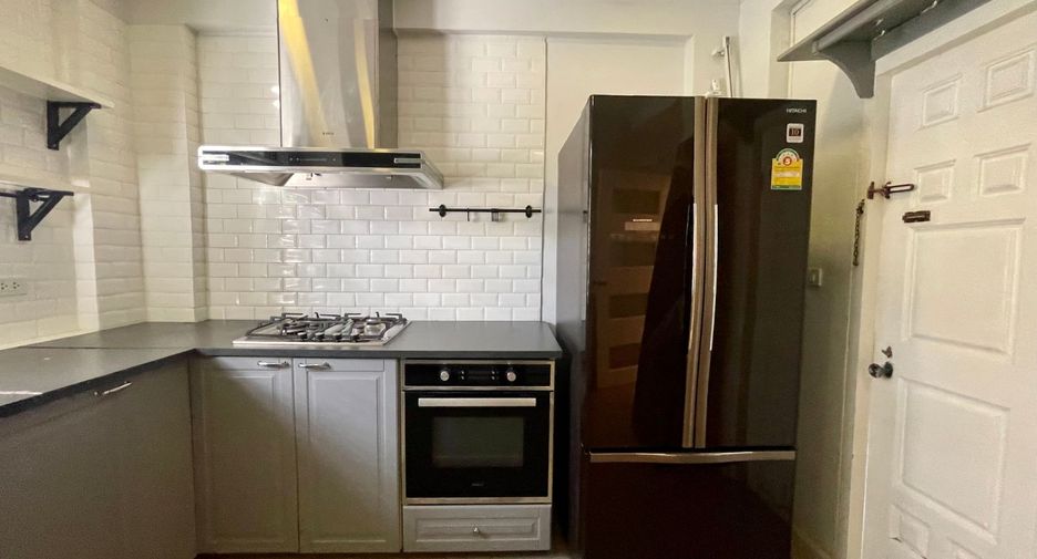For rent 3 bedrooms townhouse in Watthana, Bangkok