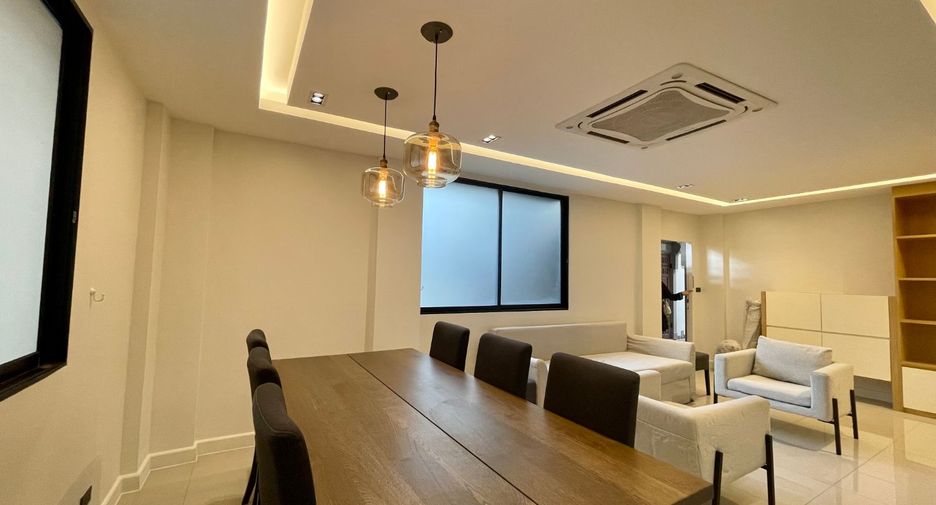 For rent 3 bedrooms townhouse in Watthana, Bangkok