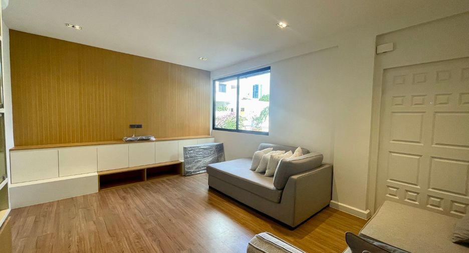 For rent 3 bedrooms townhouse in Watthana, Bangkok