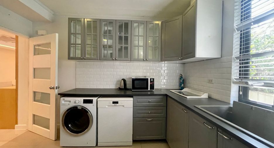 For rent 3 bedrooms townhouse in Watthana, Bangkok