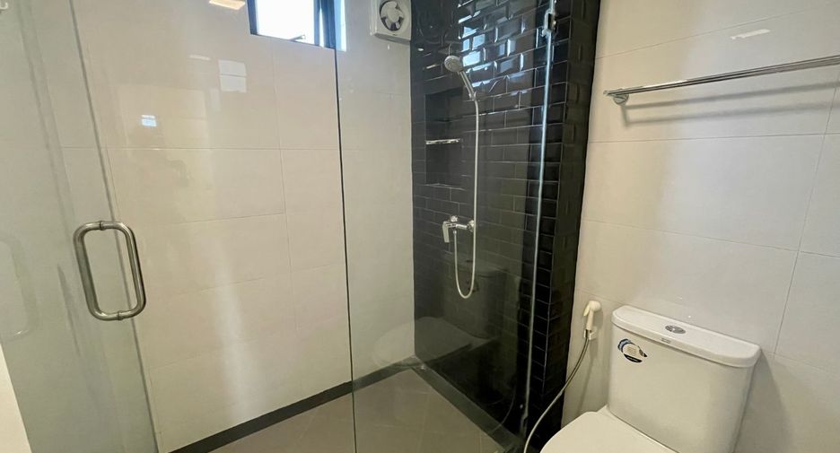For rent 3 bedrooms townhouse in Watthana, Bangkok