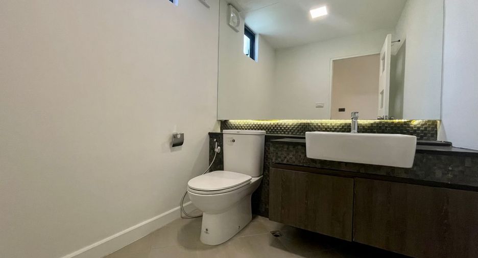 For rent 3 bedrooms townhouse in Watthana, Bangkok