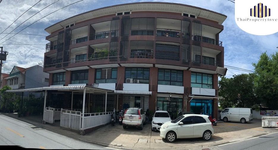 For sale 3 bed retail Space in Phra Khanong, Bangkok