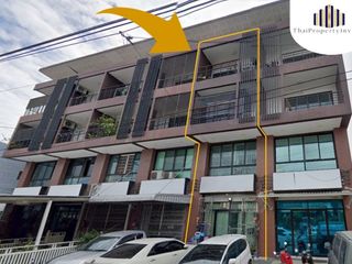For sale 3 Beds retail Space in Phra Khanong, Bangkok