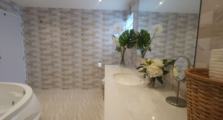 For sale 4 bed villa in Mueang Rayong, Rayong