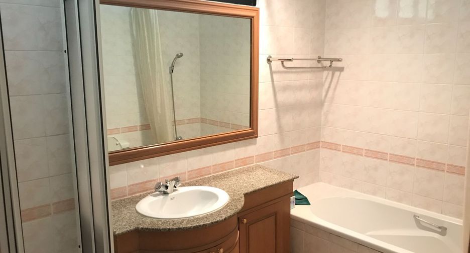For rent 3 bedrooms condo in Sathon, Bangkok