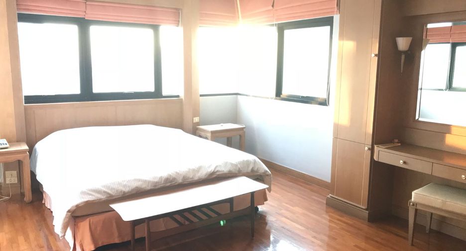 For rent 3 bedrooms condo in Sathon, Bangkok