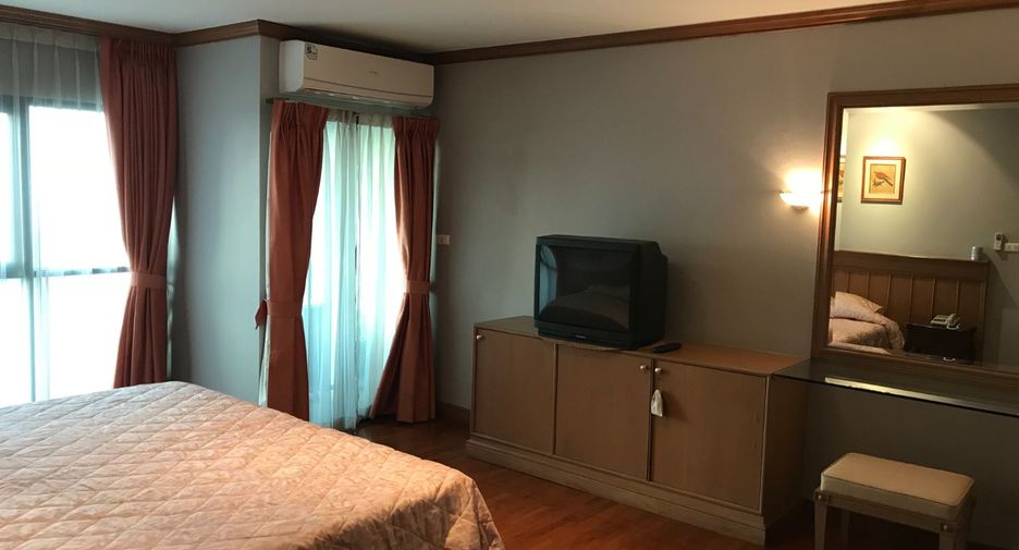 For rent 3 bedrooms condo in Sathon, Bangkok