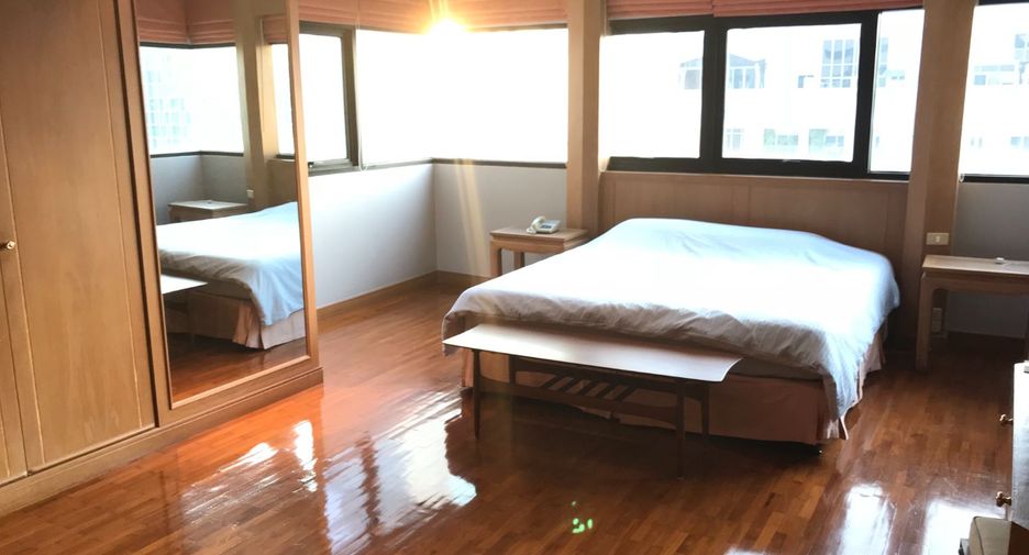 For rent 3 bedrooms condo in Sathon, Bangkok