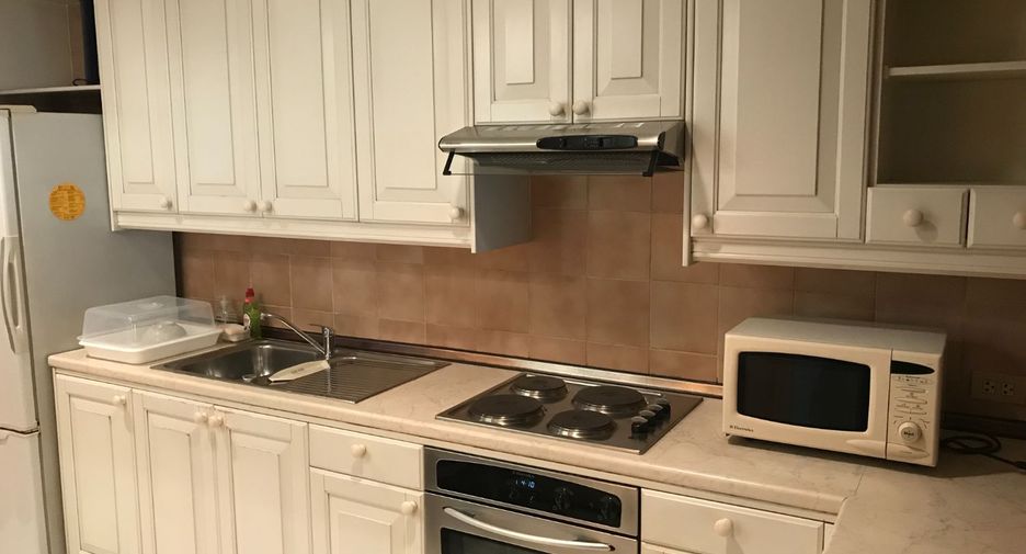 For rent 3 bedrooms condo in Sathon, Bangkok