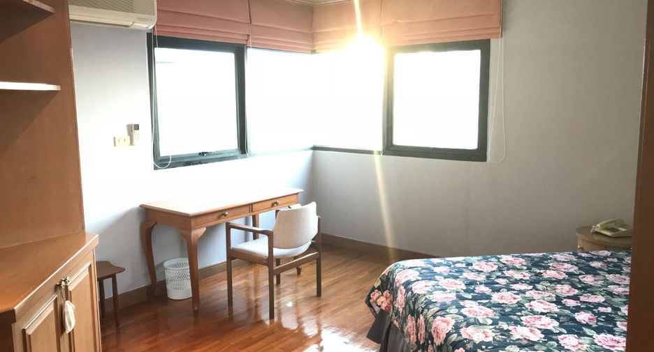 For rent 3 bedrooms condo in Sathon, Bangkok