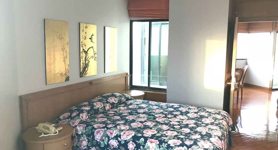 For rent 3 bedrooms condo in Sathon, Bangkok