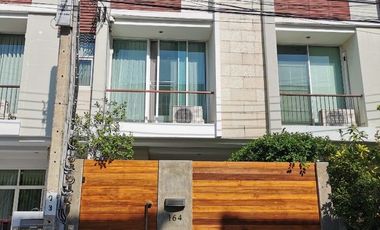 For rent 4 bedrooms townhouse in Yan Nawa, Bangkok