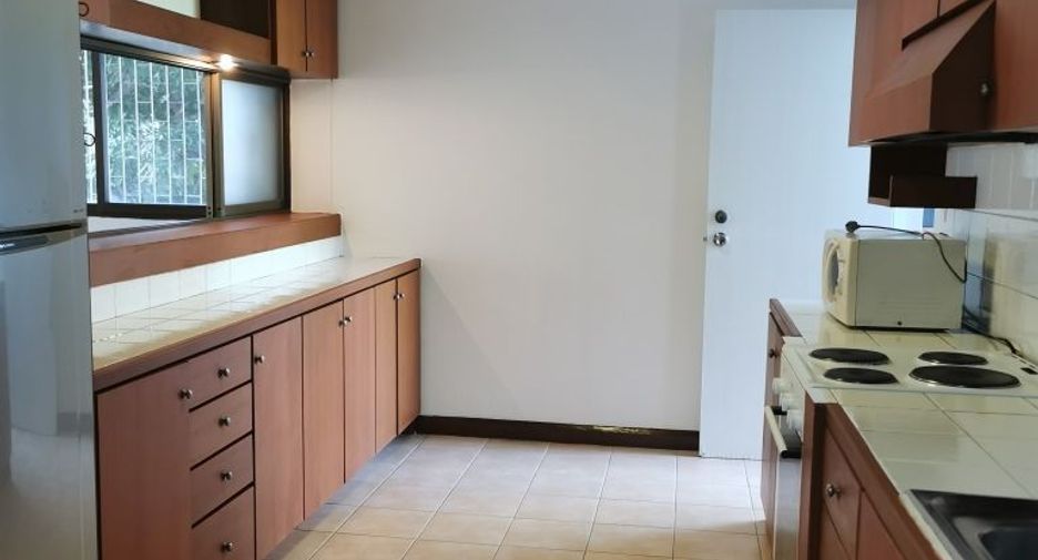 For rent 3 bedrooms apartment in Phaya Thai, Bangkok
