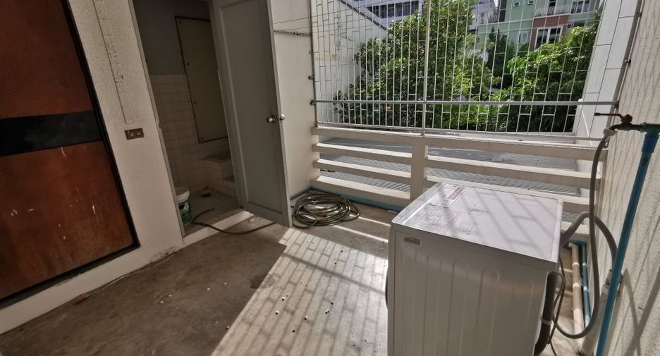 For rent 3 bedrooms apartment in Phaya Thai, Bangkok