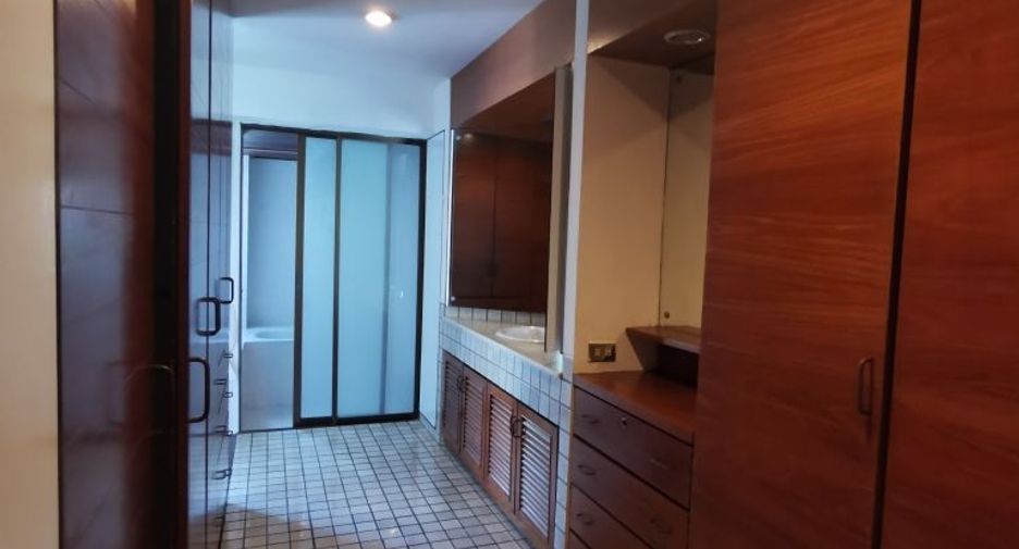 For rent 3 bedrooms apartment in Phaya Thai, Bangkok