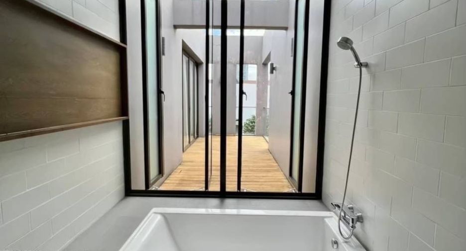 Casa en alquiler de 4 habitaciones en Watthana, Bangkok