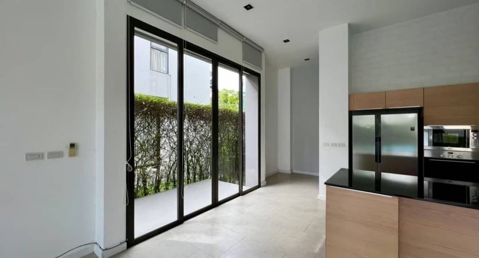 Casa en alquiler de 4 habitaciones en Watthana, Bangkok