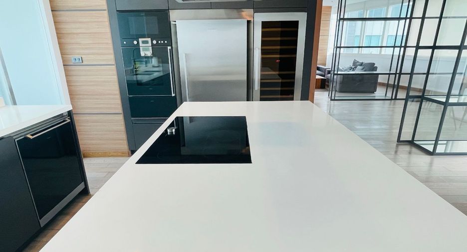 For sale 3 ベッドルーム condo in Khlong Toei, Bangkok
