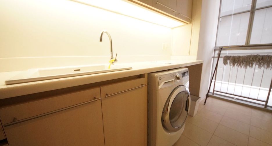 For sale 3 bedrooms condo in Khlong Toei, Bangkok