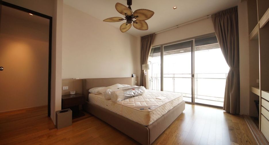 For sale 3 bedrooms condo in Khlong Toei, Bangkok