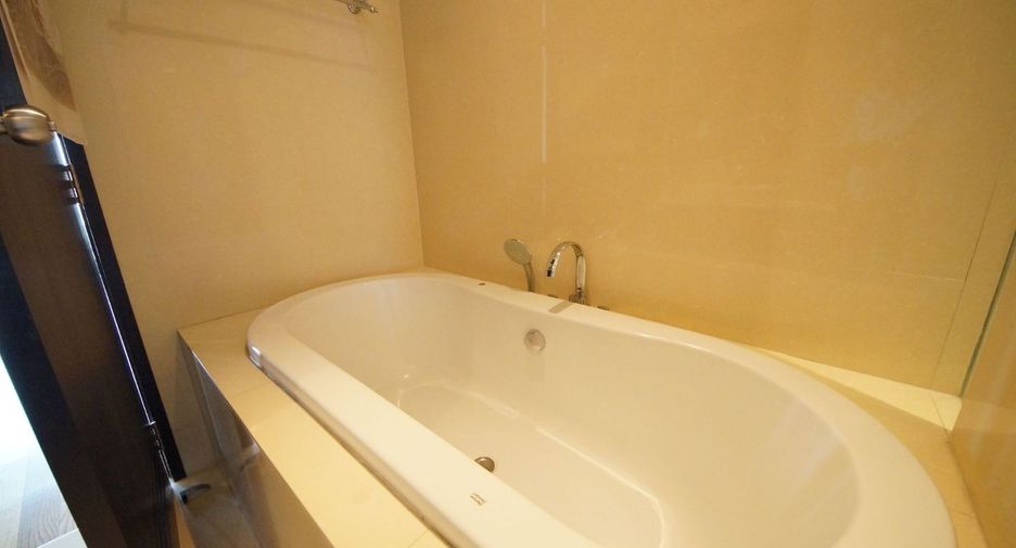 For sale 3 bedrooms condo in Khlong Toei, Bangkok