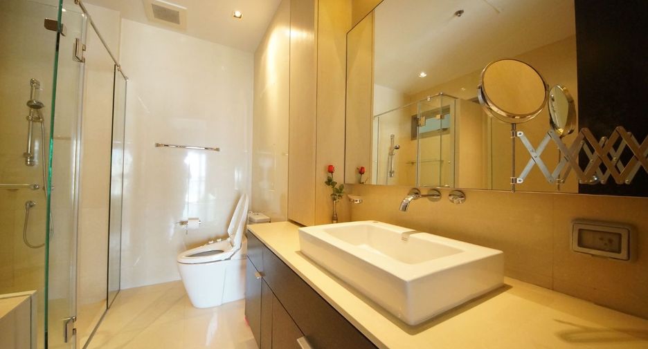 For sale 3 bedrooms condo in Khlong Toei, Bangkok