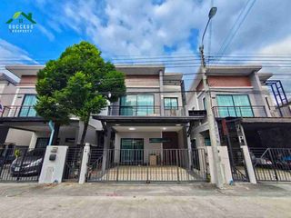 For sale 3 bedrooms townhouse in Mueang Samut Prakan, Samut Prakan