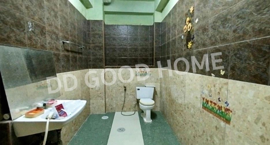 For sale 4 ベッドルーム townhouse in Krathum Baen, Samut Sakhon