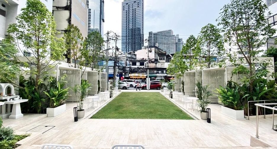 For sale 1 bed condo in Khlong Toei, Bangkok