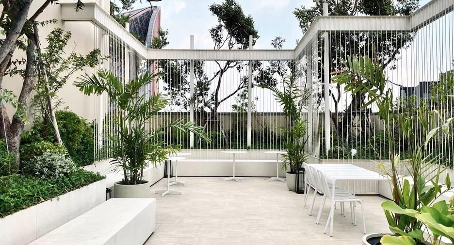 For sale 1 bed condo in Khlong Toei, Bangkok