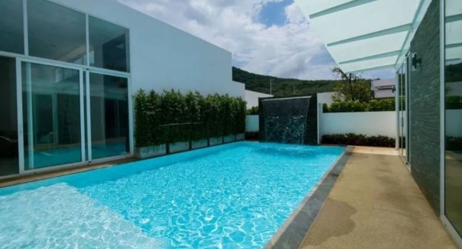 For rent 4 bedrooms villa in Mueang Phuket, Phuket