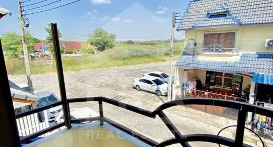 For sale 3 bed townhouse in Mueang Uthai Thani, Uthai Thani