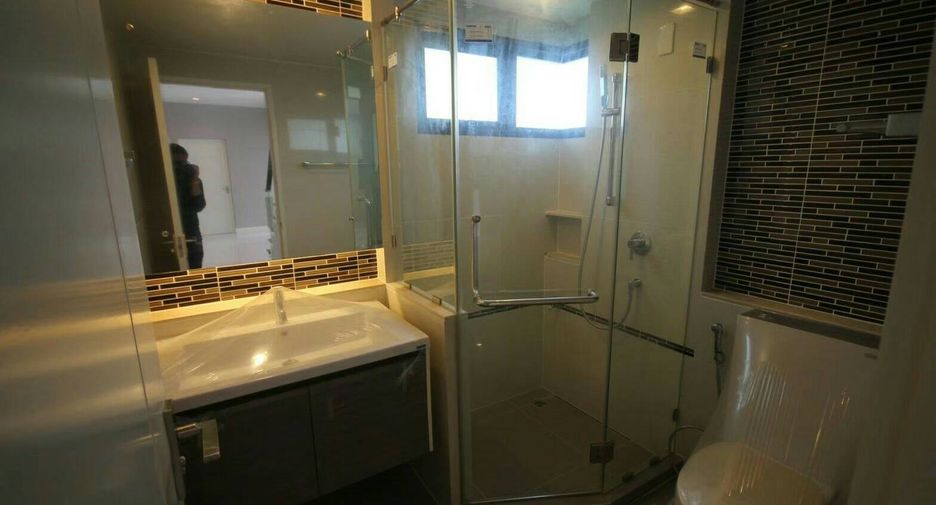 For sale 5 bedrooms house in Bang Kapi, Bangkok