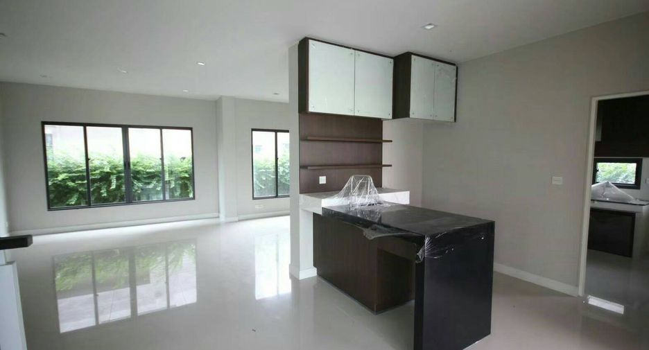 For sale 5 bedrooms house in Bang Kapi, Bangkok