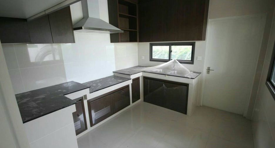For sale 5 bedrooms house in Bang Kapi, Bangkok