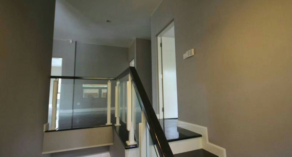 For sale 5 bedrooms house in Bang Kapi, Bangkok