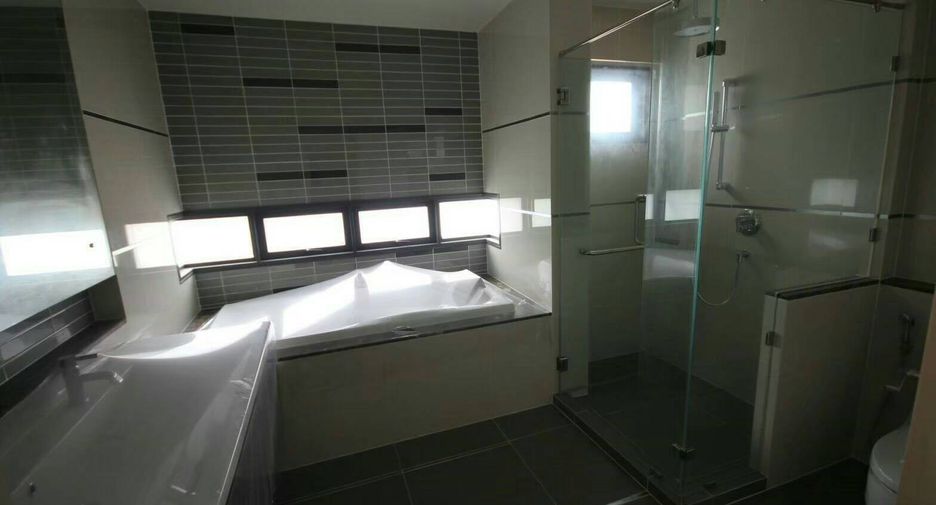 For sale 5 bedrooms house in Bang Kapi, Bangkok
