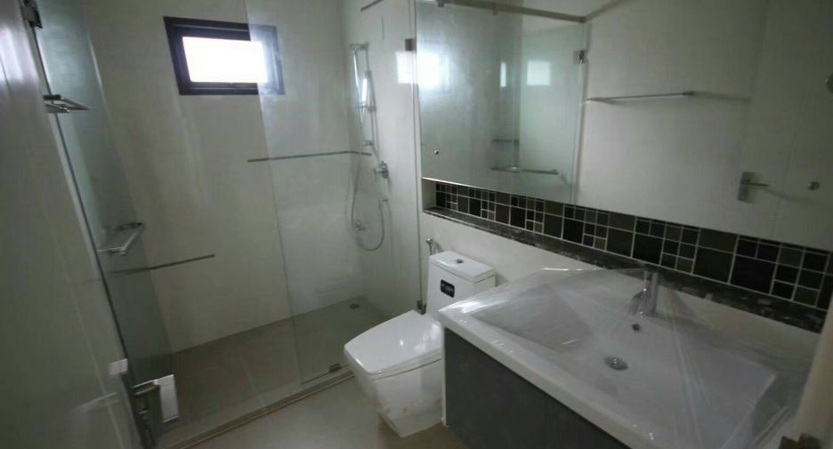 For sale 5 bedrooms house in Bang Kapi, Bangkok