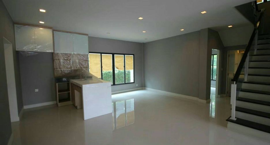 For sale 5 bedrooms house in Bang Kapi, Bangkok