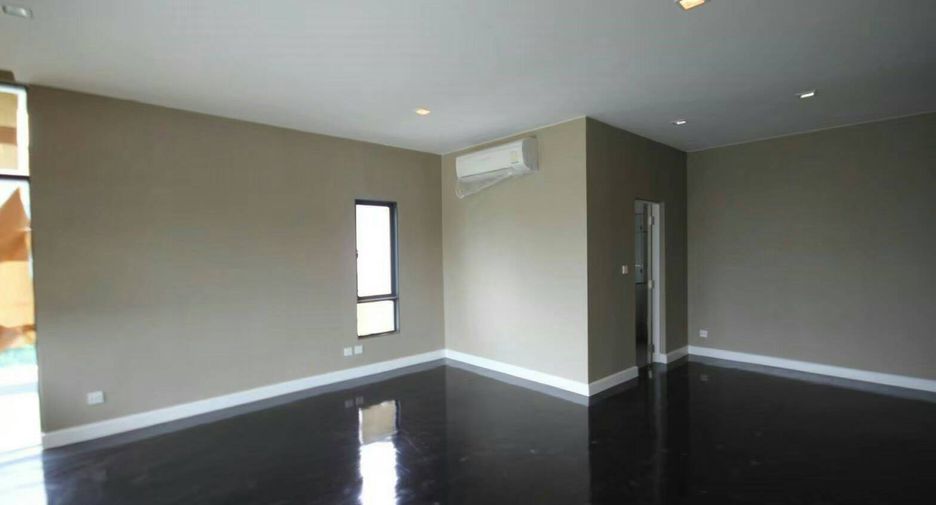 For sale 5 bedrooms house in Bang Kapi, Bangkok