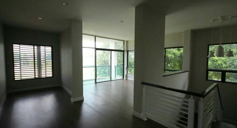 For sale 5 bedrooms house in Bang Kapi, Bangkok