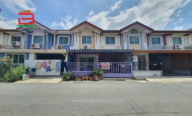出售 3 卧室 联排别墅 在 Khlong Sam Wa, 曼谷
