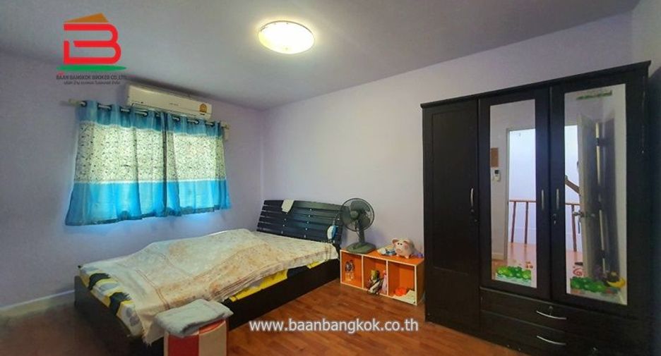 Casa adosada en venta de 3 habitaciones en Khlong Sam Wa, Bangkok