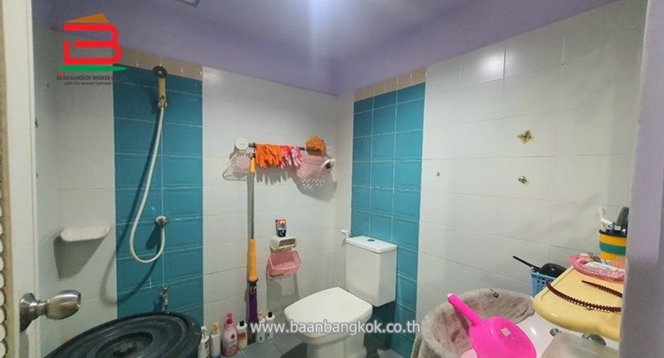Casa adosada en venta de 3 habitaciones en Khlong Sam Wa, Bangkok