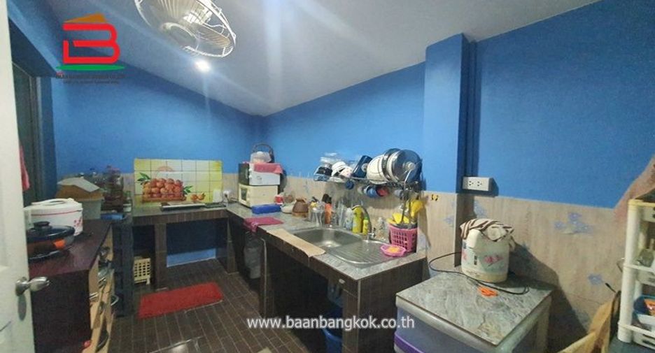 Casa adosada en venta de 3 habitaciones en Khlong Sam Wa, Bangkok