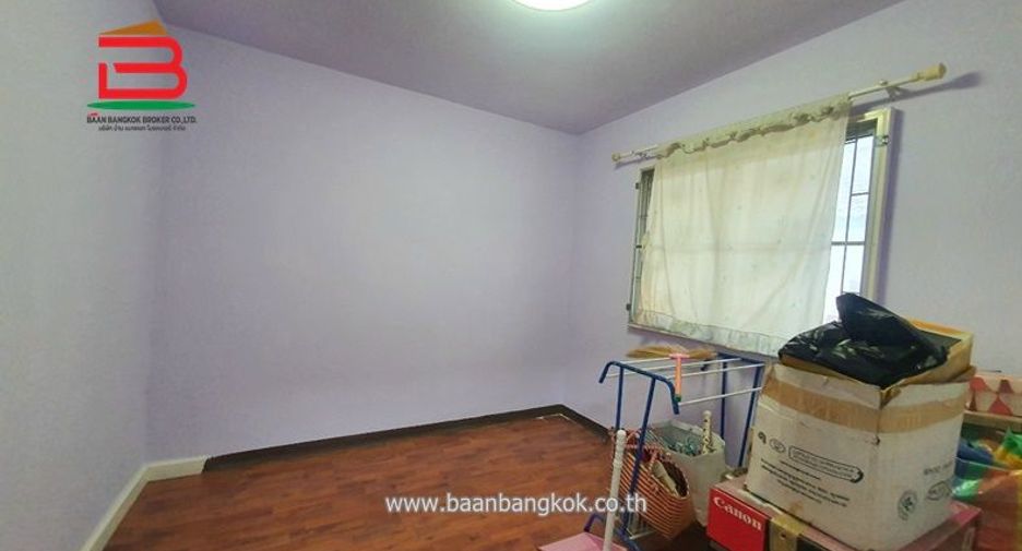 Casa adosada en venta de 3 habitaciones en Khlong Sam Wa, Bangkok