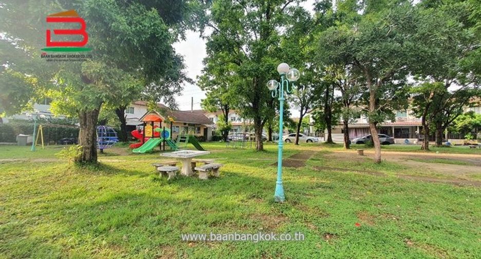 Casa adosada en venta de 3 habitaciones en Khlong Sam Wa, Bangkok