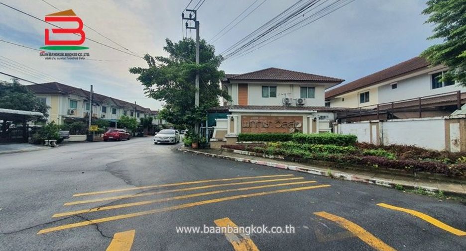 Casa adosada en venta de 3 habitaciones en Khlong Sam Wa, Bangkok