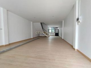 For sale 3 bedrooms townhouse in Huai Khwang, Bangkok